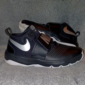 Nike Team Hustle D8 Basketball Shoes
